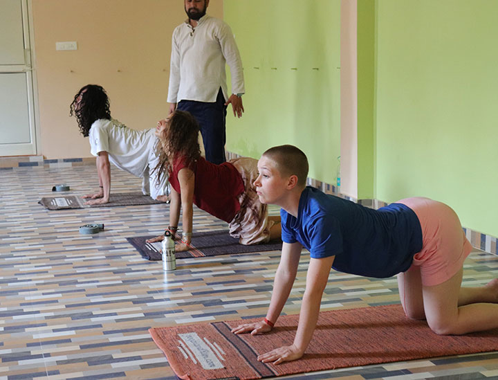 100-hour-beginner-yoga-class-in-rishikesh