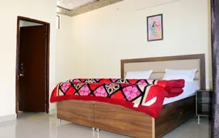 accommodation-at-yoganandham Comfortable accommodation room at Yoganandham in Rishikesh for yoga students and retreat participants.