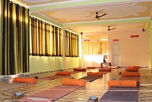 yoga-hall Spacious yoga hall at Yoganandham in Rishikesh designed for yoga practice, meditation, and teacher training.