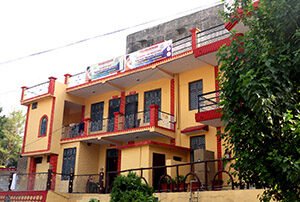 yoganandham-school-in-rishikesh Yoganandham yoga school building in Rishikesh, India, center for yoga teacher training and wellness.